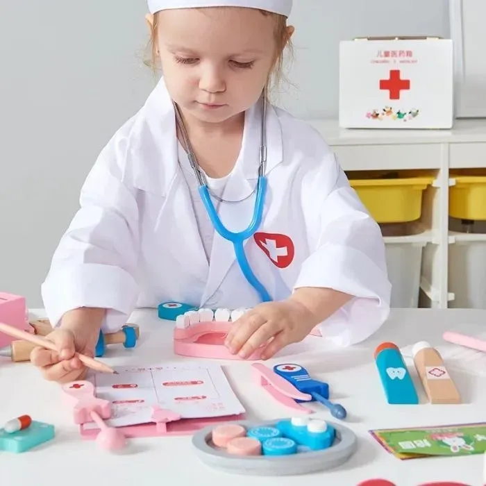 ست پزشکی و دندانپزشکی چوبی با روپوش وکلاه